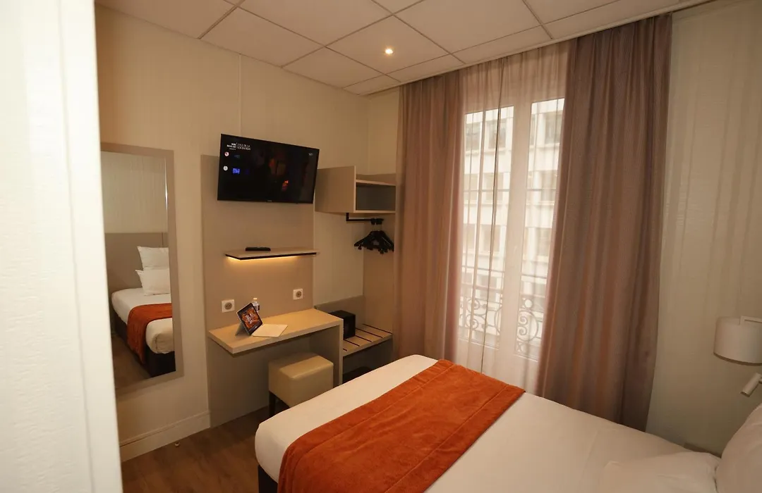 Hôtel Des Trois Gares-1